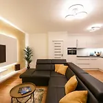 Sunset Penthouse With Spectacular View And Jacuzzi アパート ザダル