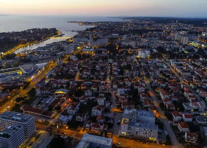 アパート Sunset Penthouse With Spectacular View And Jacuzzi ザダル