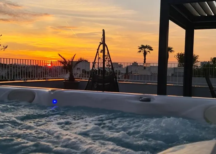 アパート Sunset Penthouse With Spectacular View And Jacuzzi ザダル